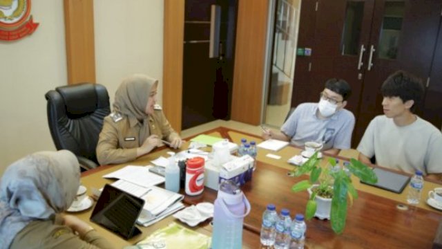 Wakil Wali Kota Makassar, Fatmawati Rusdi, menerima kunjungan dari CEO Entomo, Ki Hwan Park, di ruang rapat Wakil Wali Kota, Balai Kota Makassar, Selasa (2/8/2022).