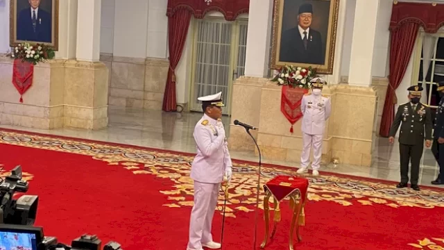 Presiden Joko Widodo (Jokowi) resmi melantik Laksamana Madya Muhammad Ali menjadi Kepala Staf Angkatan Laut (KSAL), di Istana Negara, Jakarta, pada Rabu (28/12/2022) pagi. Ali menggantikan Laksamana Yudo Margono yang kini menjadi Panglima TNI.