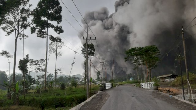 Awan Panas Guguruan (APG) Gunung Semeru masih berlangsung hingga siang (4/12/2022). Jarak APG terpantau hingga 11 km. (BPBD Lumajang) 