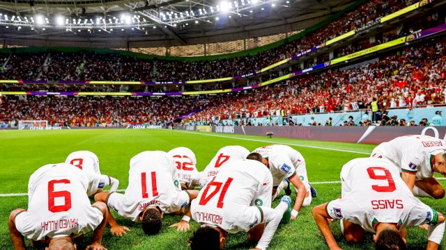 Tim Maroko bersujud usai mencetak gol ke gawang Belgia pada laga fase grup Piala Dunia 2022. (Foto: FIFA) 