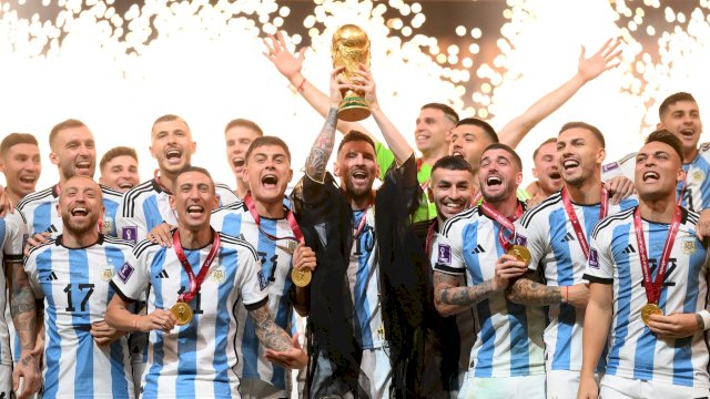 Argentina sukses meraih juara dunia ketiga kalinya, setelah mengalahkan Prancis lewat drama adu penalti, di laga final Piala Dunia 2022, yang berlangsung di Stadion Lusail, Qatar, pada Ahad (18/12/2022) malam.