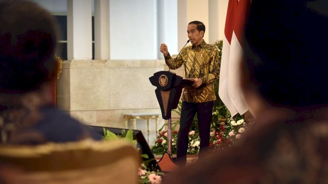 Presiden RI Joko Widodo (Jokowi) memimpin Rapat Terbatas (Ratas) mengenai Persiapan Natal Tahun 2022 dan Tahun Baru 2023, di Istana Kepresidenan, Jakarta, Senin (19/12/2022).