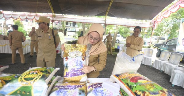 Bupati Indah Ajak Warga Belanja di Pasar Pangan Murah