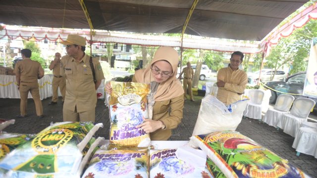 Bupati Indah Ajak Warga Belanja di Pasar Pangan Murah