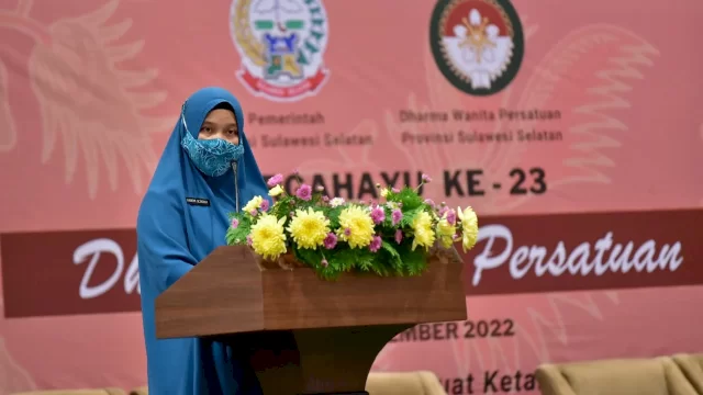 Ketua Tim Penggerak PKK Sulsel Naoemi Octarina menghadiri kegiatan Darma Wanita Persatuan (DWP) yang dirangkaikan dengan hari jadi ke-23 tahun sekaligus diadakan Talk Show dengan tema 'Membangun Perempuan Cerdas untuk Memperkuat Ketahanan Keluarga di Era Digital' yang dilaksanakan di Hotel Claro, Selasa (20/12/2022).