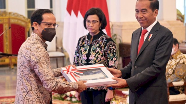 Presiden Jokowi didampingi Menkeu Sri Mulyani menyerahkan DIPA Kemendikbudristek Tahun Anggaran 2023 kepada Mendikbudristek Nadiem Makarim, Kamis (01/12/2022), di Istana Negara, Jakarta. (Foto: Humas Setkab/Rahmat)