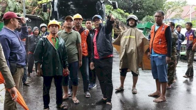 Wali Kota Makassar, Moh Ramdhan Pomanto saat mengunjungi pohon tumbang yang mengakibatkan lima orang jadi korban luka di Jalan Jenderal Sudirman, Kota Makassar, pada Jumat (23/12/2022).