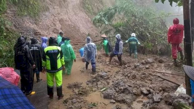 Tim SAR dibantu warga dan alat berat melakukan pencarian terhadap korban tanah longsor di Bangkeng Tabing, Lingkungan Bontotene, Kelurahan Bontolerung, Kecamatan Tinggimoncong, Kabupaten Gowa, Sulsel. (foto: Basarnas Sulsel)