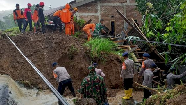 Dokumentasi proses pencarian korban tanah longsor di Desa Rompedaging, Kecamatan Cenrana, Kabupaten Maros, Sulsel. (foto: Basarnas Sulsel)