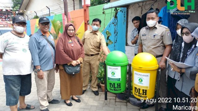 Salah satu bentuk dukungan nyata DLH Makassar yakni penyediaan dan distribusi tempat sampah pilah ke titik yang menjadi lokasi program Lorong Wisata atau Longwis.