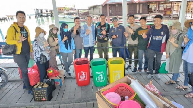 Sejumlah pegawai Dinas Lingkungan Hidup Kota Makassar melakukan kunjungan ke Barrang Lompo, Kecamatan Kepulauan Sangkarrang, Kota Makassar, pada Kamis (13/10/2022).