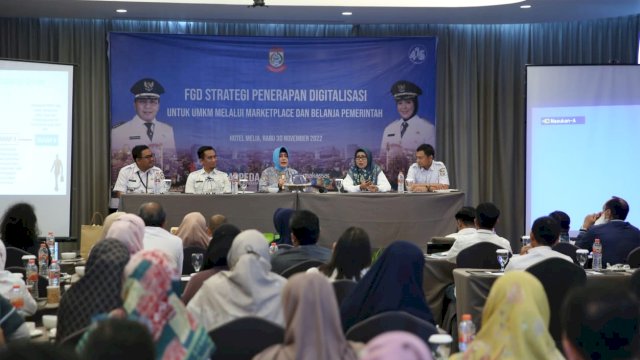 Ketua Tim Penggerak PKK Kota Makassar, Indira Yusuf Ismail saat menghadiri Focus Group Discussion (FGD) yang digelar Pemerintah Kota Makassar melalui Badan Perencanaan Pembangunan Daerah (Bappeda) di Hotel Melia, Rabu (30/11/2022). 