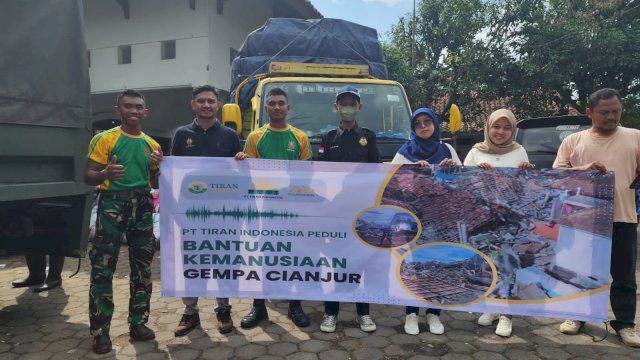 Dokumentasi tim Kemanusiaan PT Tiran Indonesia saat serahkan bantuan logistik kepada Korban Gempa Cianjur.