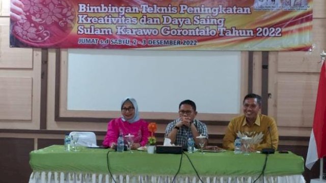 Ketua Dekranasda Provinsi Gorontalo saat menilai sulaman karawo para peserta bimtek peningkatan kreativitas dan daya saing sulaman karawo Gorontalo tahun 2022, Jumat (2/12/2022) bertempat di Aula Rujab Wakil Gubernur.