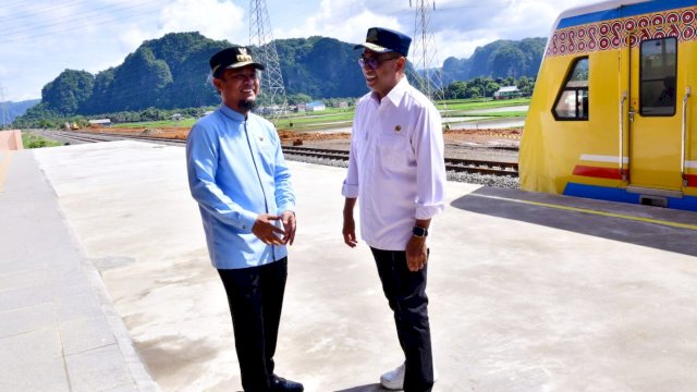 Menteri Perhubungan RI, Budi Karya Sumadi didampingi Gubernur Sulsel, Andi Sudirman Sulaiman di Depo Kereta Api Balai Pengelola Kereta Api Sulsel, Jum'at 2 Desember 2022.