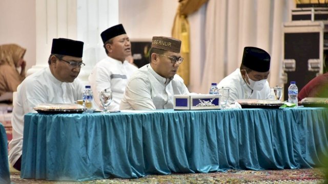 Penjagub Gorontalo, Hamka Hendra Noer (tengah) mengikuti zikir dan doa bersama memperingati HUT ke-22 Provinsi Gorontalo di rumah jabatan Gubernur, Minggu (4/12/2022). 