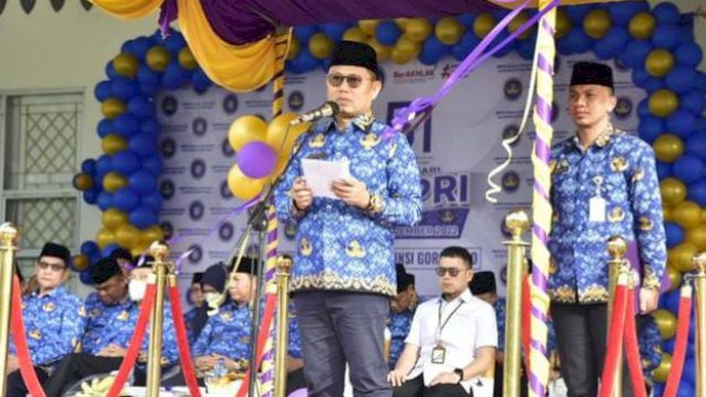 Penjabat Gubernur Gorontalo Hamka Hendra Noer saat bertindak sebagai Inspektur Upacara dalam rangka Peringatan Hari Ulang Tahun ke-22 Provinsi Gorontalo bertempat di halaman Museum Purbakala, Kota Gorontalo, Senin (5/12/2022).