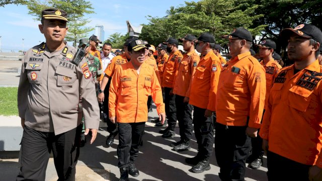 Sekretaris Daerah Kota Makassar Muh Ansar saat memimpin apel kesiapsiagaan dan simulasi tanggap darurat bencana yang diadakan oleh BPBD Kota Makassar di pelataran anjungan Toraja Mandar pantai Losari Makassar, Selasa (6/12/2022).