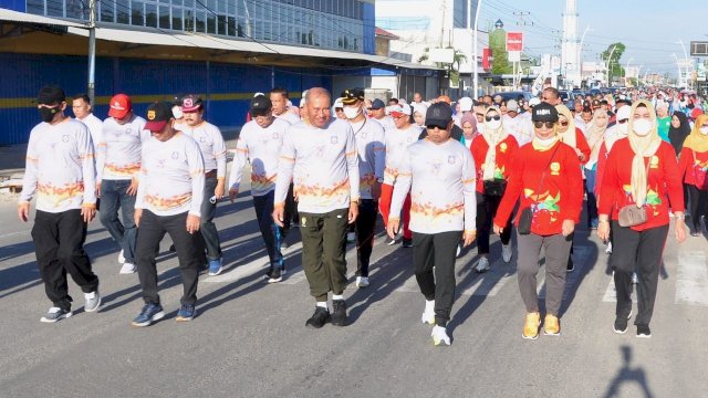 Penjagub Gorontalo, Hamka Hendra Noer (ketiga kanan), mengikuti jalan sehat dalam rangka HUT ke-22 Provinsi Gorontalo di Jalan John Aryo Katili, Kota Gorontalo, Rabu (7/12/2022). 