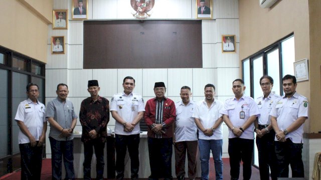 Sekretaris Daerah (Sekda) Takalar H. Muhammad Hasbi, menyambut kunjungan kerja Wakil Ketua DPRD Bau-Bau, Provinsi Sulawesi Tenggara H. Kamil, S.P bersama rombongan di Ruang Rapat Setda Takalar, Rabu (7/12/2022) pagi. 