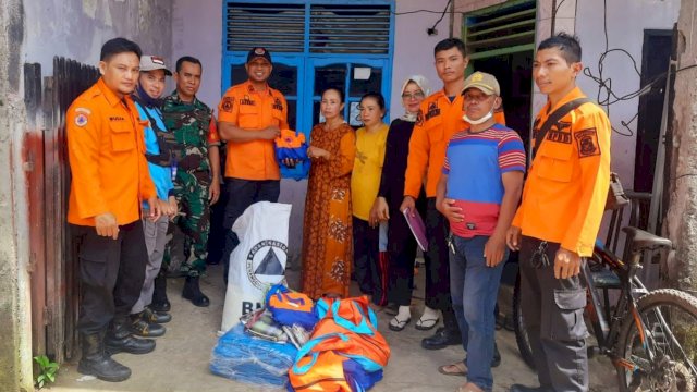 Badan Penanggulangan Bencana Daerah (BPBD) Kota Makassar menyerahkan bantuan logistik kepada korban kebakaran di Jalan Borong Jambu Taman 1, Kelurahan Biring Romang, Kec. Manggala, Kota Makassar, Kamis (8/12/2022).