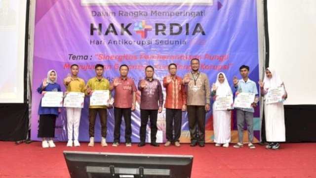 Penjagub Hamka didampingi Inspektur Provinsi Gorontalo, Kepala Dinas Pendidikan dan Kebudayaan dan Kadis Kominfotik bersama pemenang lomba baca puisi dengan tema anti korupsi pada puncak peringatan Hari Antikorupsi Sedunia tahun 2022 yang berlangsung di Grand Palace Convention Center, Kota Gorontalo, Kamis (8/12/2022). 