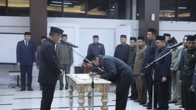 Bupati Takalar, Syamsari saat melantik sebanyak 29 pejabat administrator disaksikan oleh Sekretaris Daerah H. Muhammad Hasbidi Baruga I Manindori, Kantor Bupati Takalar, Jumat (9/12/2022). 