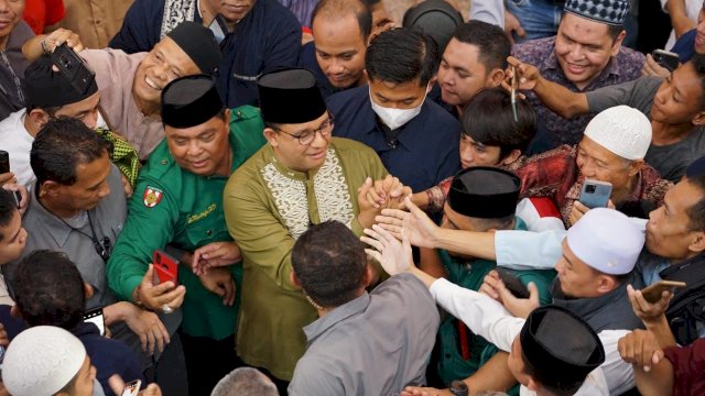 Anies Baswedan saat berkunjung ke Masjid Al Markaz, dalam lawatannya di Makassar, Sabtu (10/12/2022).