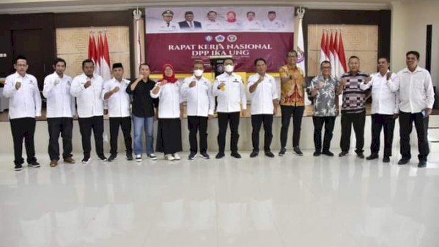 Penjabat Gubernur Gorontalo Hamka Hendra Noer saat membuka Rapat Kerja Nasional Dewan Pimpinan Pusat (DPP) IKA UNG bertempat di Aula Rujab Gubernur, Kota Gorontalo, Minggu (11/12/2022).