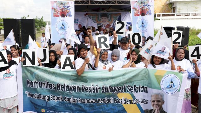 Relawan Ganjar Pranowo yang tergabung dalam Komunitas Nelayan Pesisir Sulawesi Selatan (Sulsel), menggelar Festival Kuliner Nelayan' yang terlaksana di Pesisir Pantai Watang Soreang, Kecamatan Soreang, Parepare, Sulawesi Selatan, Senin (12/12/2022).