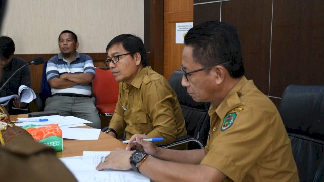 Wakil Bupati Luwu Utara Suaib Mansur saat memimpin rapat monitoring kegiatan dana pemulihan ekonomi nasional di ruang rapat Wakil Bupati Luwu Utara Senin (12/12/2022). 