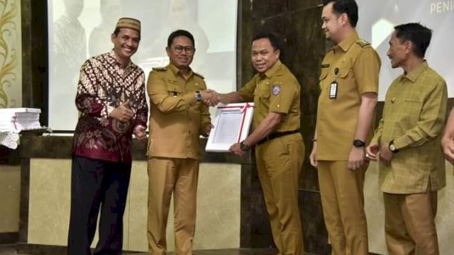 Pemerintah provinsi Gorontalo saat menerima penghargaan Pengelola DAK Fisik Terbaik pada penghargaan Treasury Awards tahun 2022 dari Direktorat Jenderal Perbendaharaan (DJPb) Kementerian Keuangan RI yang diserahkan Penjagub Hamka atas nama Kakanwil DJPb Provinsi Gorontalo, Sugiyarto, pada penyerahan DIPA dan TKDD tahun 2022, di Kantor Kanwil Ditjen Perbendaharaan Provinsi Gorontalo, Senin (12/12/2022).