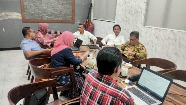 Suasana rapat perdana pengurus bersama dewan pengarah pada Jumat, 16/12/2022 bertempat di salah satu cafe di Kota Gorontalo. 