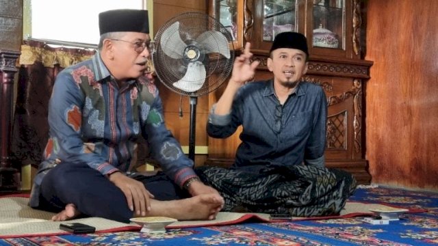 Kandidat bakal calon gubernur Sulsel 2024, Ilham Arief Sirajuddin (IAS) bersilaturahmi dengan sejumlah tokoh komunitas adat Pabaju Pute, di Amparita, Kec Tellu Limpoe, Kab Sidrap, Ahad (18/12/2022).