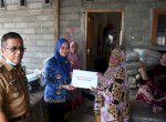 Bupati Indah Serahkan Bantuan ke Korban Kebakaran di Mariri