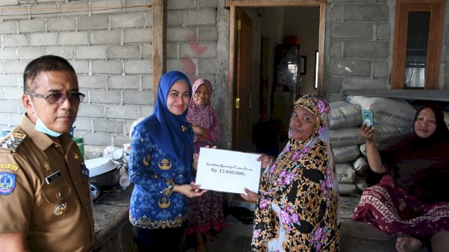 Bupati Luwu Utara Indah Putri Indriani menyerahkan bantuan kepada korban bencana kebakaran Dusun Mariri Desa Salulemo Kecamatan Baebunta Kabupaten Luwu Utara, pada Senin (19/12/2022).