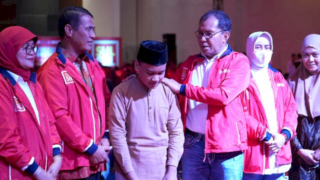 Ketua IKA Unhas Amran Sulaiman dan Ketua IKA Sulsel, Danny Pomanto bersama putra korban event tarik tambang saat pelantikan pengurus IKA Unhas Sulsel.