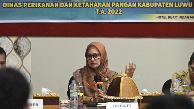 Bupati Luwu Utara Indah Putri Indriani saat menghadiri pembukaan Sosialisasi Teknologi Penangkapan Ikan pada Sub Kegiatan Pengembangan Kapasitas Nelayan Kecil yang dilaksanakan Dinas Perikanan dan Ketahanan Pangan Kabupaten Luwu Utara tersebut berlangsung di Aula Hotel Bukit Indah pada Selasa (20/12/2022).