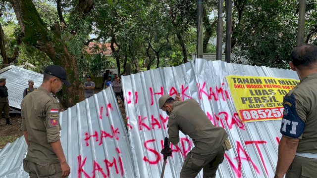 Satuan Polisi Pamong Praja (Satpol PP) Sulsel saat melakukan penertiban di sekitar lokasi Instalasi Kebun Benih Hortikultura (IKBH) yang terletak di Jl Perintis Kemerdekaan, Kelurahan Pai Kecamatan Biringkanaya Kota Makassar, Senin (19/12/2022).