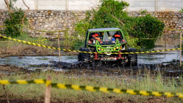 Penampakan peserta Kejurda Piala Wali Kota Off-Road Adventure 2022 di Pantai Tanjung Bunga Makassar, Selasa (20/12/2022).