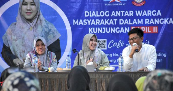 Fatma wahyuddin Tinjau Proses Pengerjaan Drainase dan Paving Blok