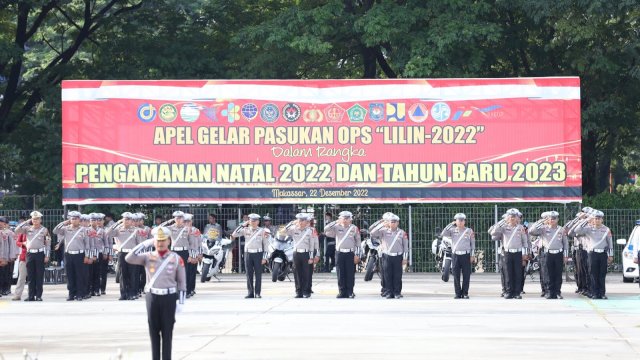 Barisan personil Polisi saat Apel Gelar Pasukan Operasi Lilin 2022 dalam rangka pengamanan Natal dan Tahun Baru 2023, di Tribun Lapangan Karebosi, Kamis (22/12/2022).