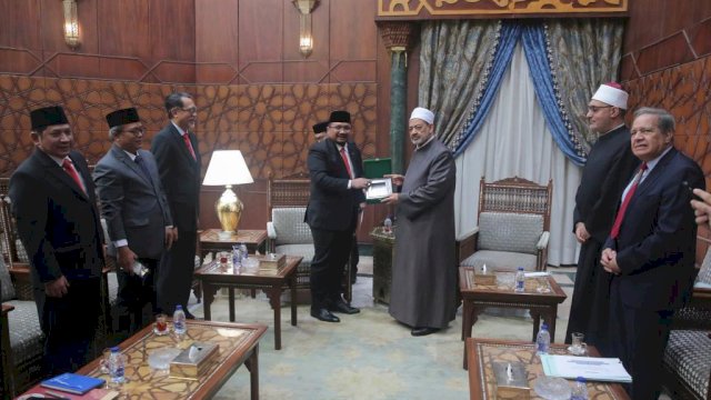 Menteri Agama (Menag) Yaqut Cholil Qoumas saat melakukan pertemuan dengan Grand Syeikh Al Azhar (GSA), Prof Dr Ahmed Al Tayeb di Kairo, Kamis (22/12/2022).