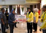 Bupati Indah Serahkan Bonus ke Atlet Lutra, Nilainya Rp 414 juta 
