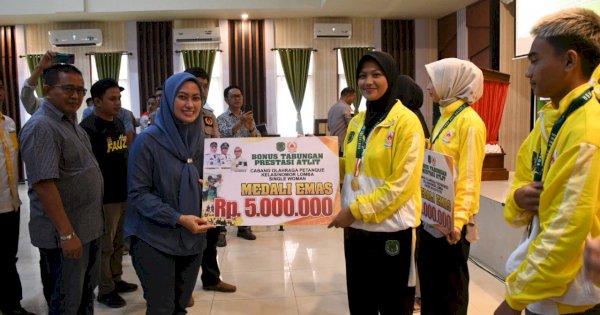 Bupati Indah Serahkan Bonus ke Atlet Lutra, Nilainya Rp 414 juta 