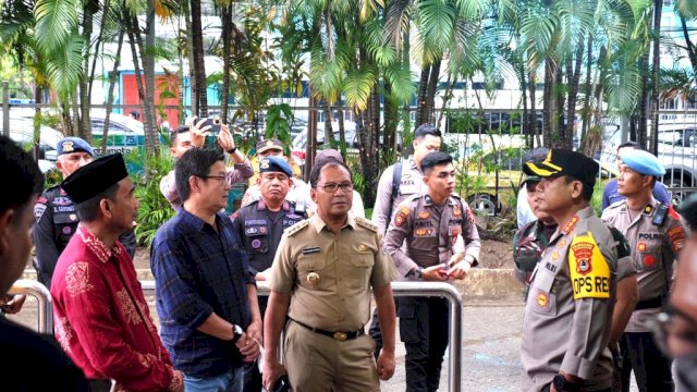 Wali Kota Makassar Moh Ramdhan Pomanto mendampingi Kapolrestabes Makassar Kombes Pol Budhi Haryanto memantau pengamanan saat Misa Malam Natal di sejumlah gereja, Sabtu (24/12/2022).