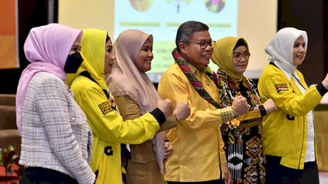 Ketua DPD I Partai Golkar Sulsel Taufan Pawe saat membuka talk show KPPG Sulsel bertajuk menjadi perempuan tangguh dan inspiratif di Hotel Novotel Makassar, Senin (26/12/2022).