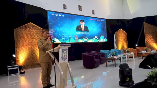 Penjabat Gubernur (penjagub) Gorontalo melakukan dialog terbuka dengan Camat, Kepala Kelurahan dan para Kepala Desa se-Provinsi Gorontalo "dalam rangka mendukung program nasional penggunaan teknologi ramah lingkungan dan penurunan stunting" yang dilaksanakan di Gedung Mes Haji, Kota Gorontalo, Selasa (27/12/2022).