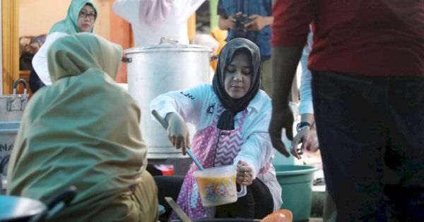 Fatmawati Masak 1.800 Kotak Nasi Buat Pengungsi Banjir di Katimbang