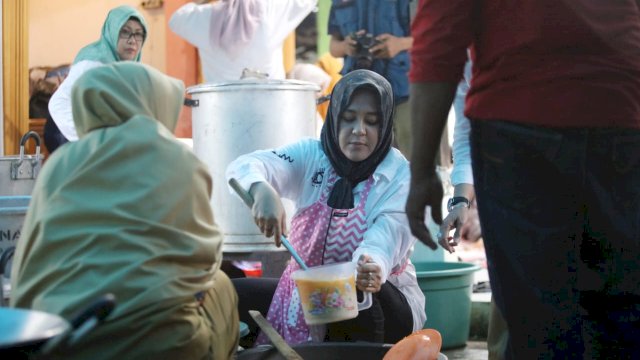  Wakil Wali Kota Makassar, Fatmawati Rusdi saat memasak makanan sebanyak 1.800 kotak nasi di dapur umum untuk para pengungsi di Kecamatan Biringkanaya.